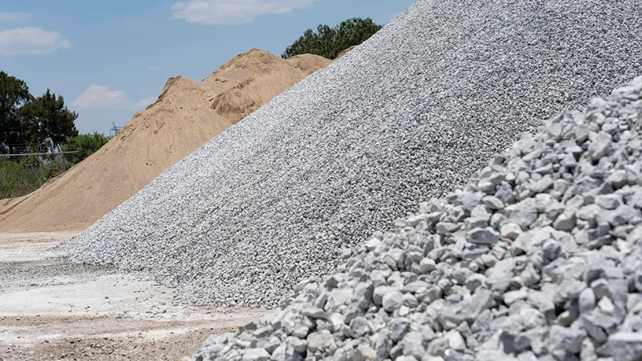 Montón de agregados gruesos de río, con piedras redondeadas de varios tamaños. Perfectos para hormigón masivo y drenajes.